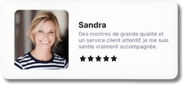 Portrait d’une cliente souriante avec avis positif sur une montre connectée et note 5 étoiles