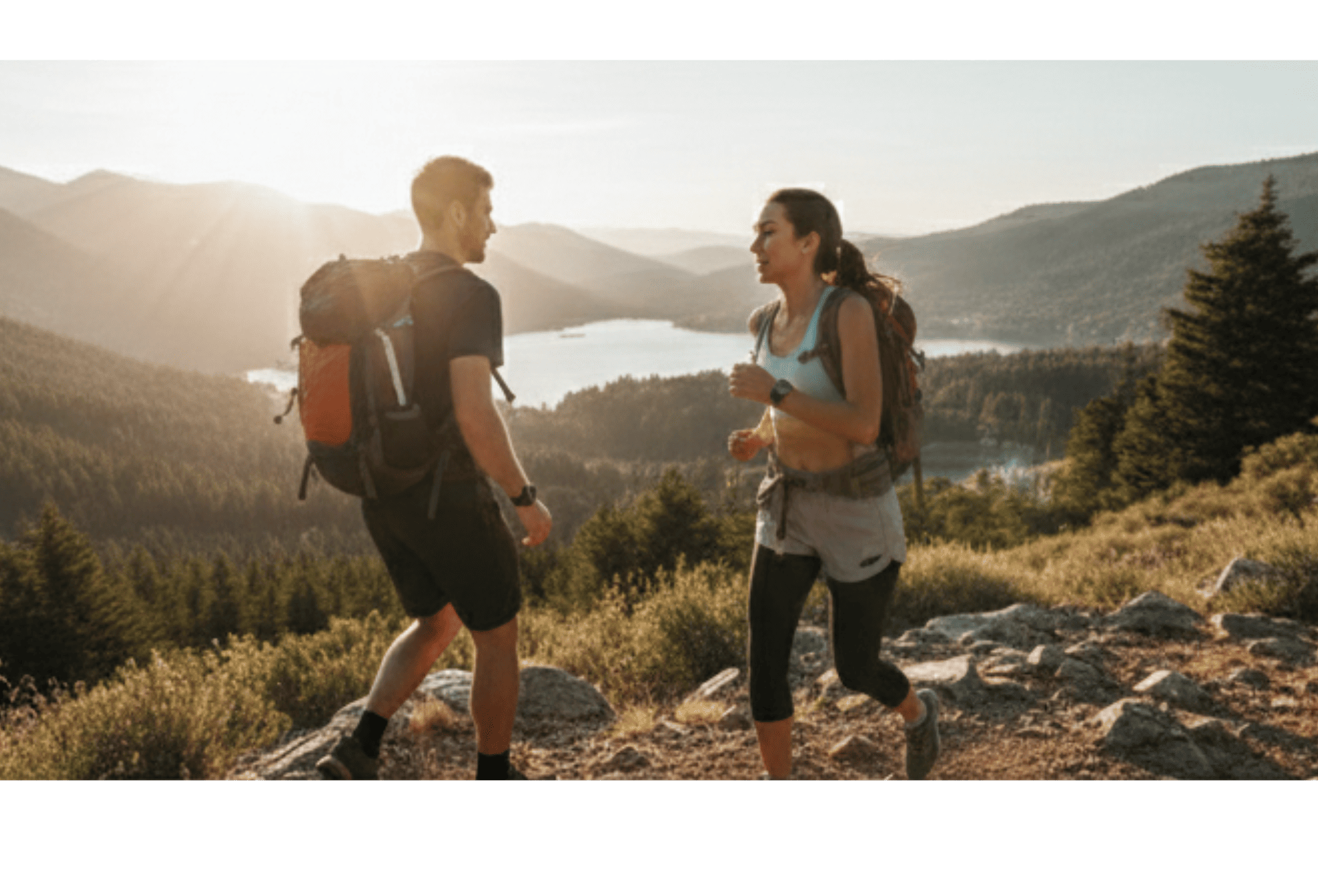 Couple en randonn&eacute;e en montagne utilisant un bracelet connect&eacute; Harmony pour suivre leur activit&eacute; physique